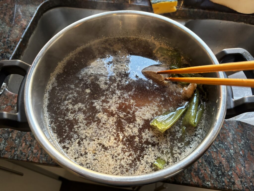 オソブーコを野菜とワインと煮込む