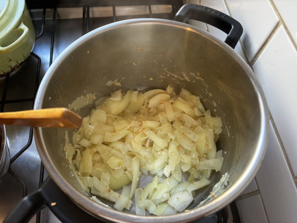 たまねぎはあめ色になるまで炒めよう