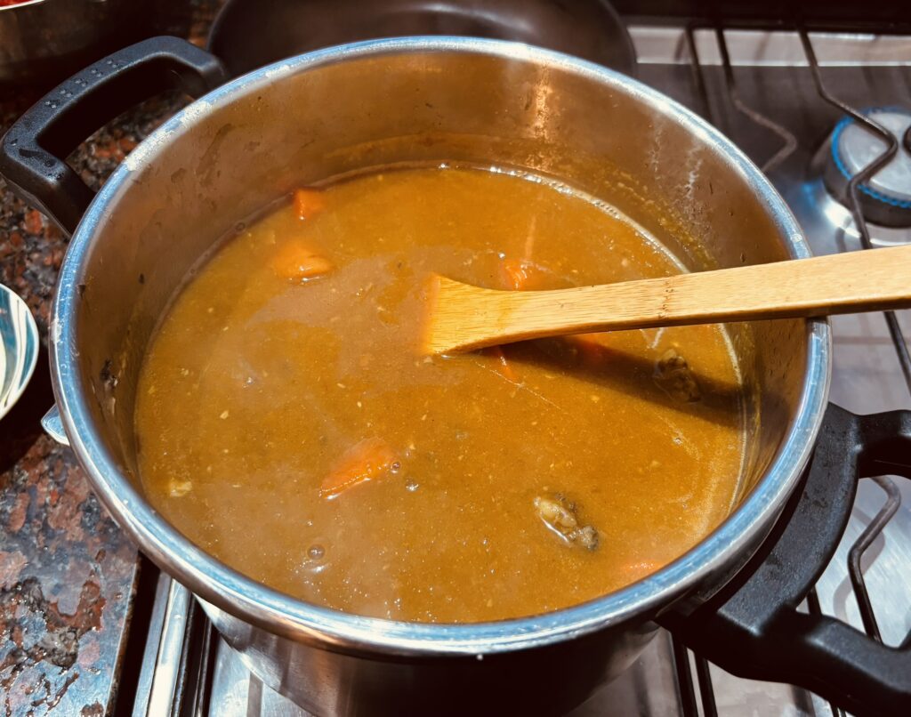 カレールーを入れてすね肉のカレーを仕上げる
