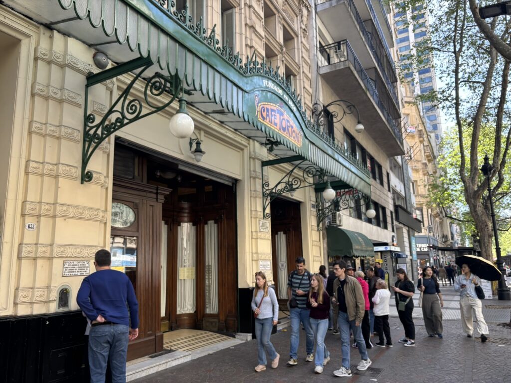 Café tortoni の入り口。いつも行列。