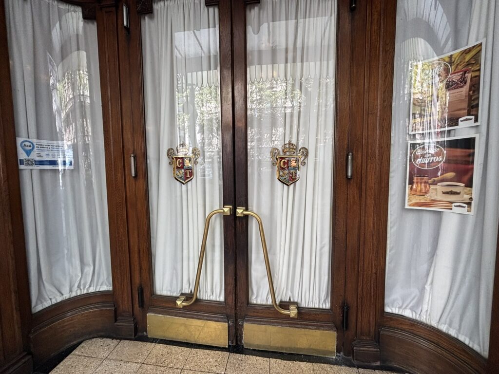 Café tortoni の入り口