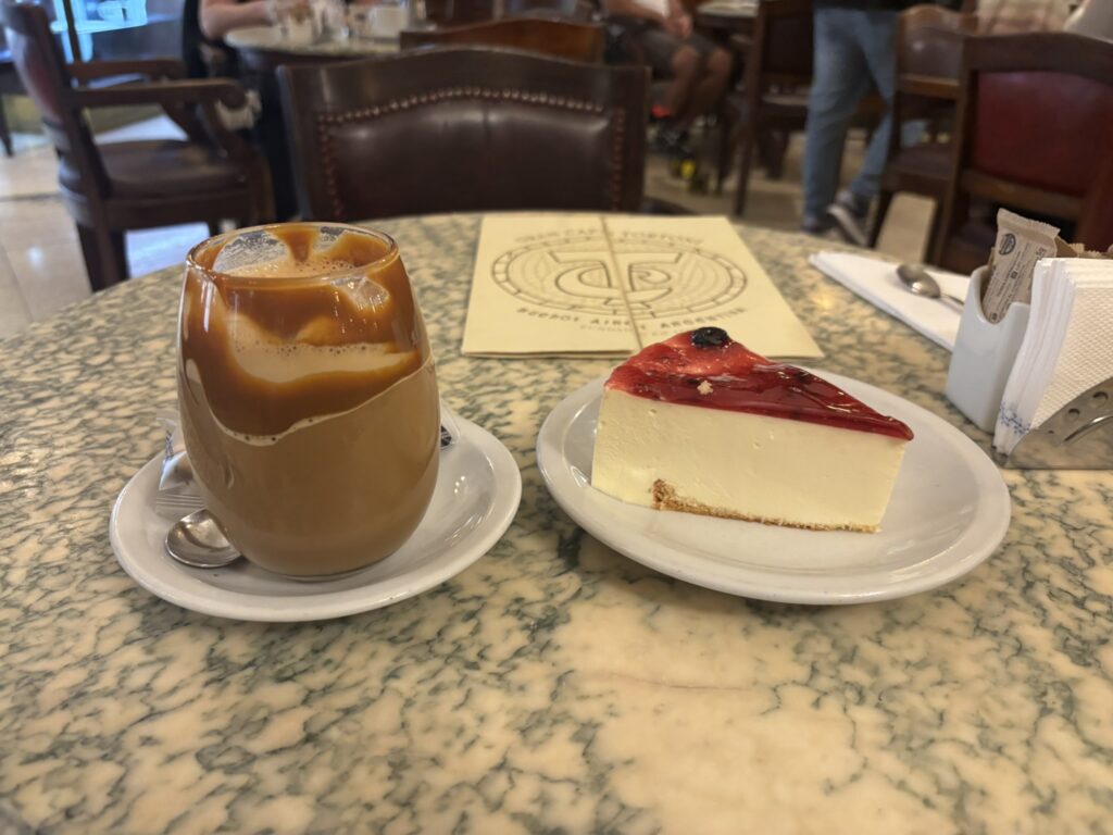 Dulce Cabralesとチーズケーキ