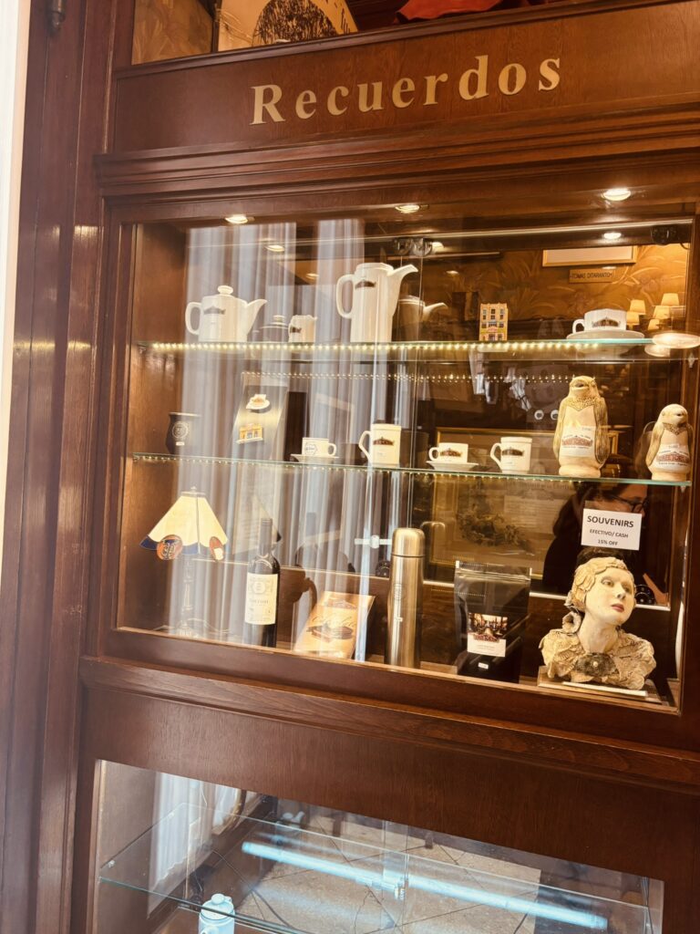 Café Tortoniのお土産コーナー