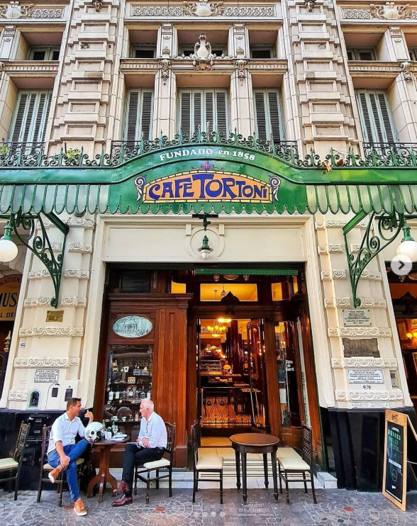 café tortoniはいつも観光客でいっぱい