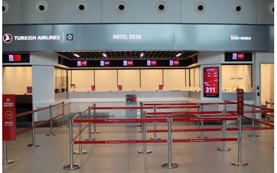 イスタンブール空港のホテルデスク
